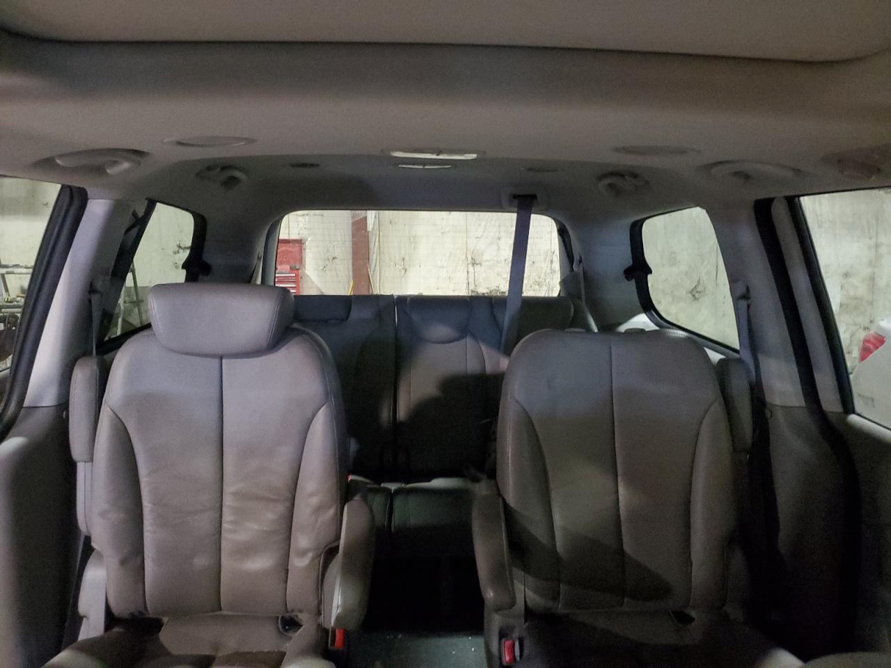 2010 Kia Sedona - Image 10