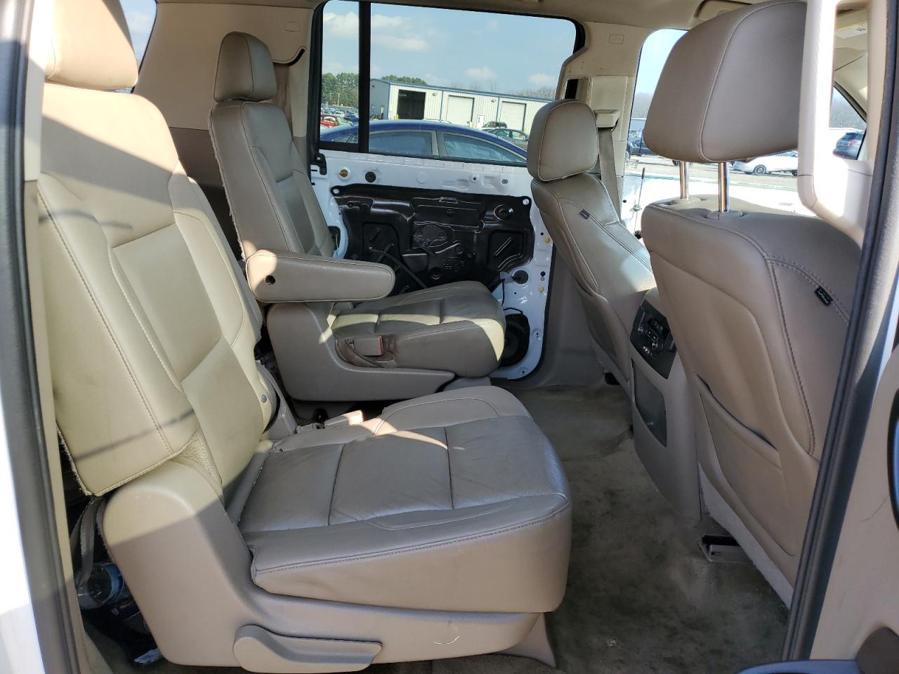 2015 Chevrolet Suburban - Image 11