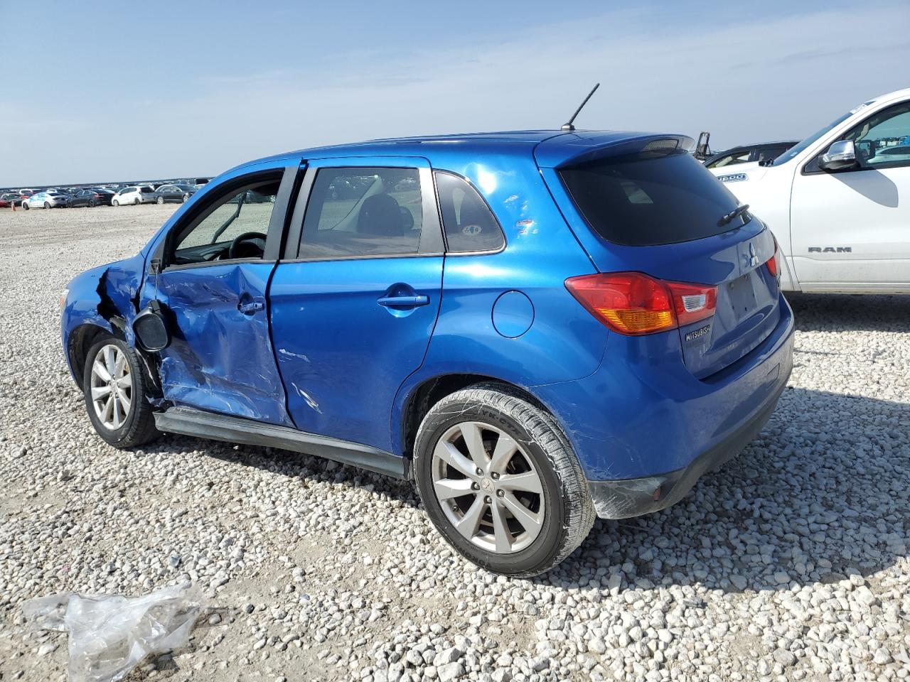 2015 Mitsubishi Outlander - Image 2