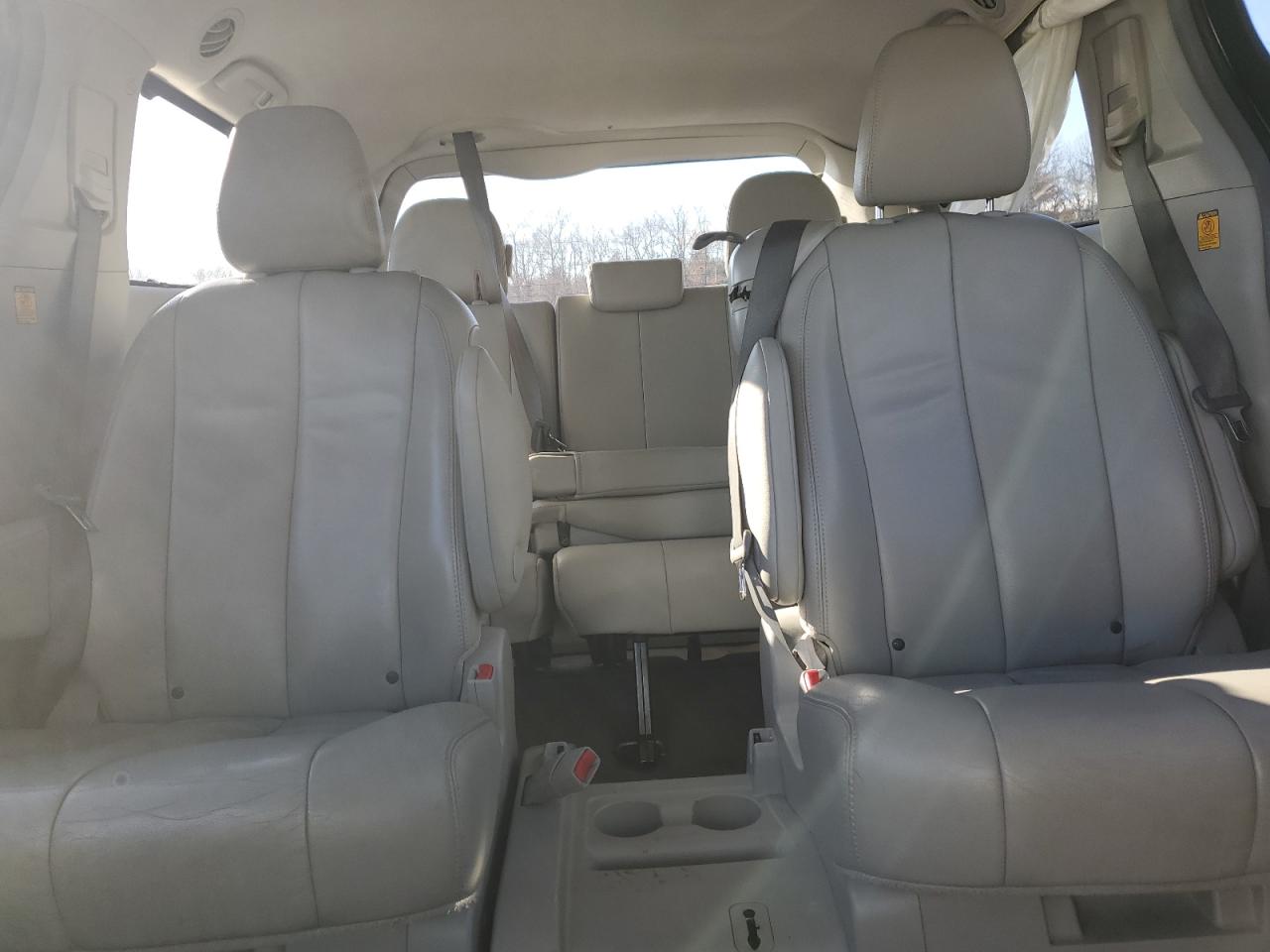 2013 Toyota Sienna - Image 10