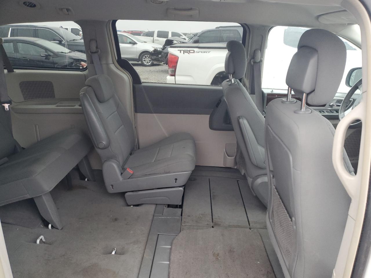 2010 Chrysler Town & Country - Image 11
