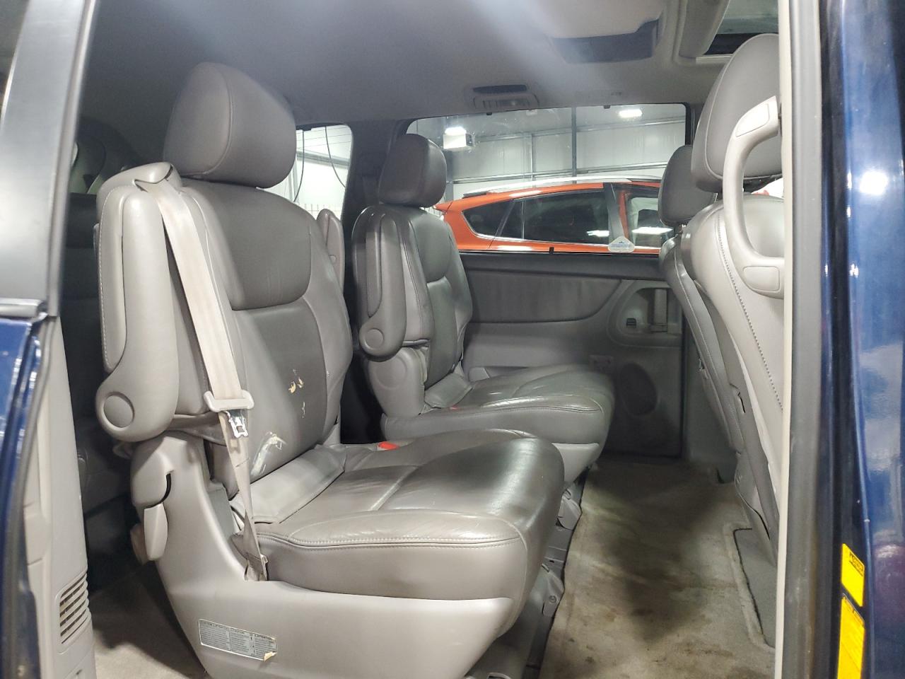2004 Toyota Sienna - Image 11
