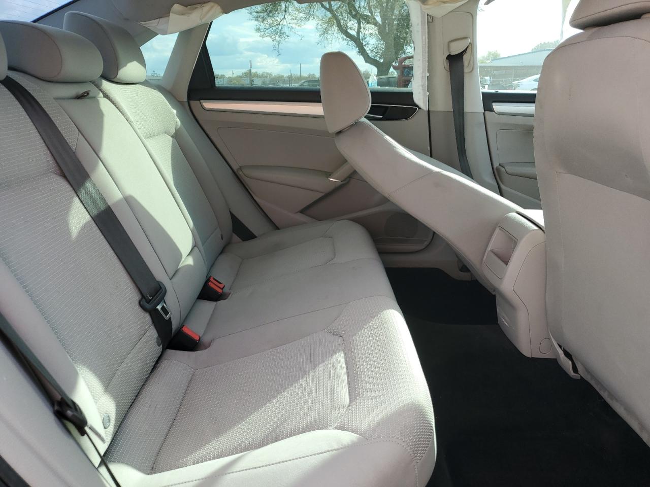 2018 Volkswagen Passat - Image 10