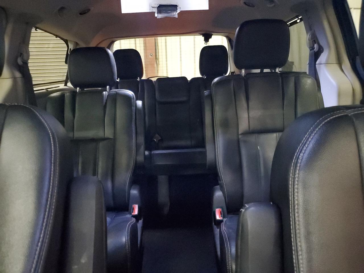 2014 Chrysler Town & Country - Image 10