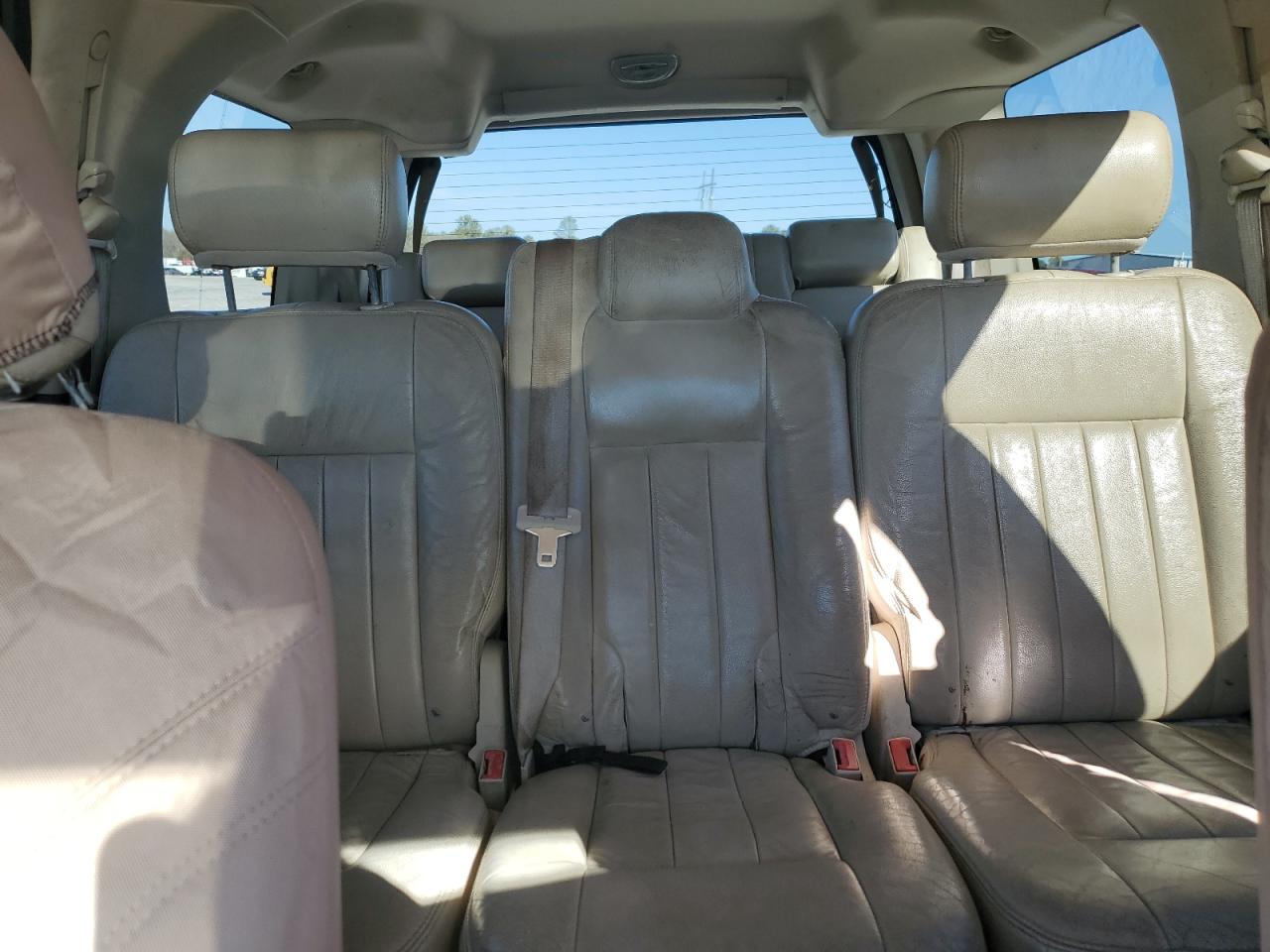 2004 Lincoln Navigator - Image 10