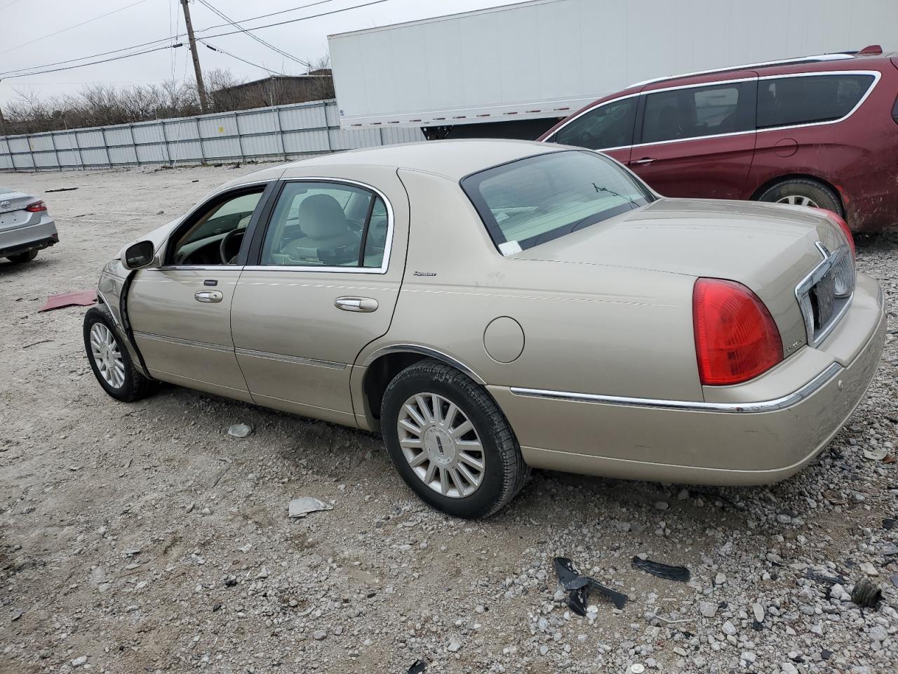 2004 Lincoln Town Car - Image 2