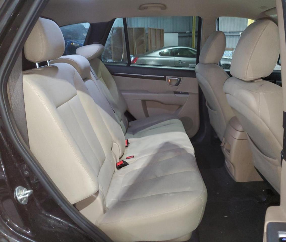 2012 Hyundai Santa Fe - Image 11