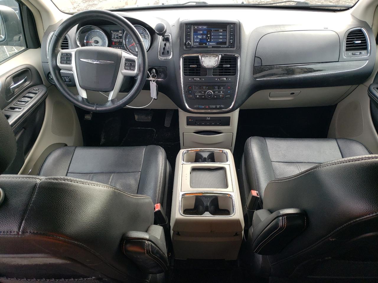 2015 Chrysler Town & Country - Image 8