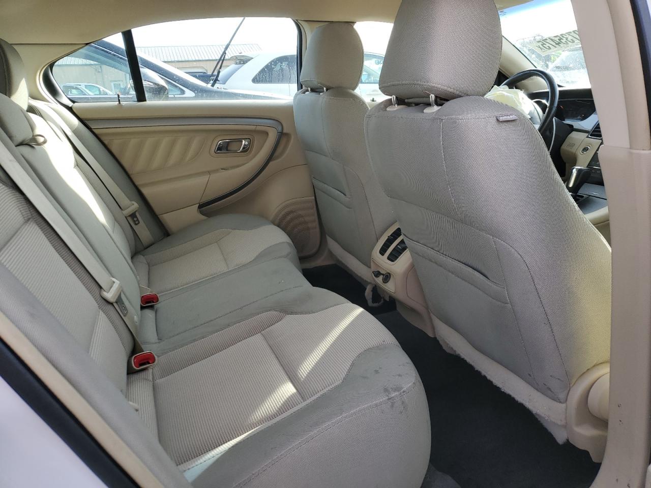 2015 Ford Taurus - Image 10