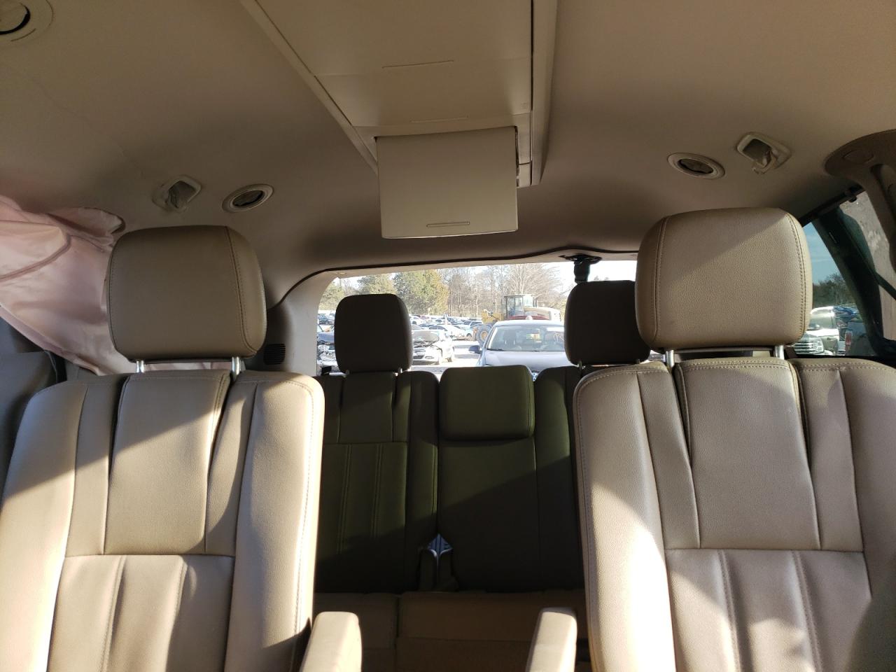 2016 Chrysler Town & Country - Image 10