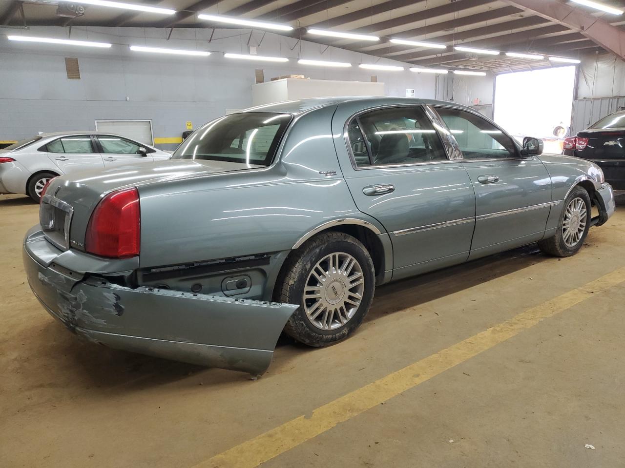 2006 Lincoln Town Car - Image 3