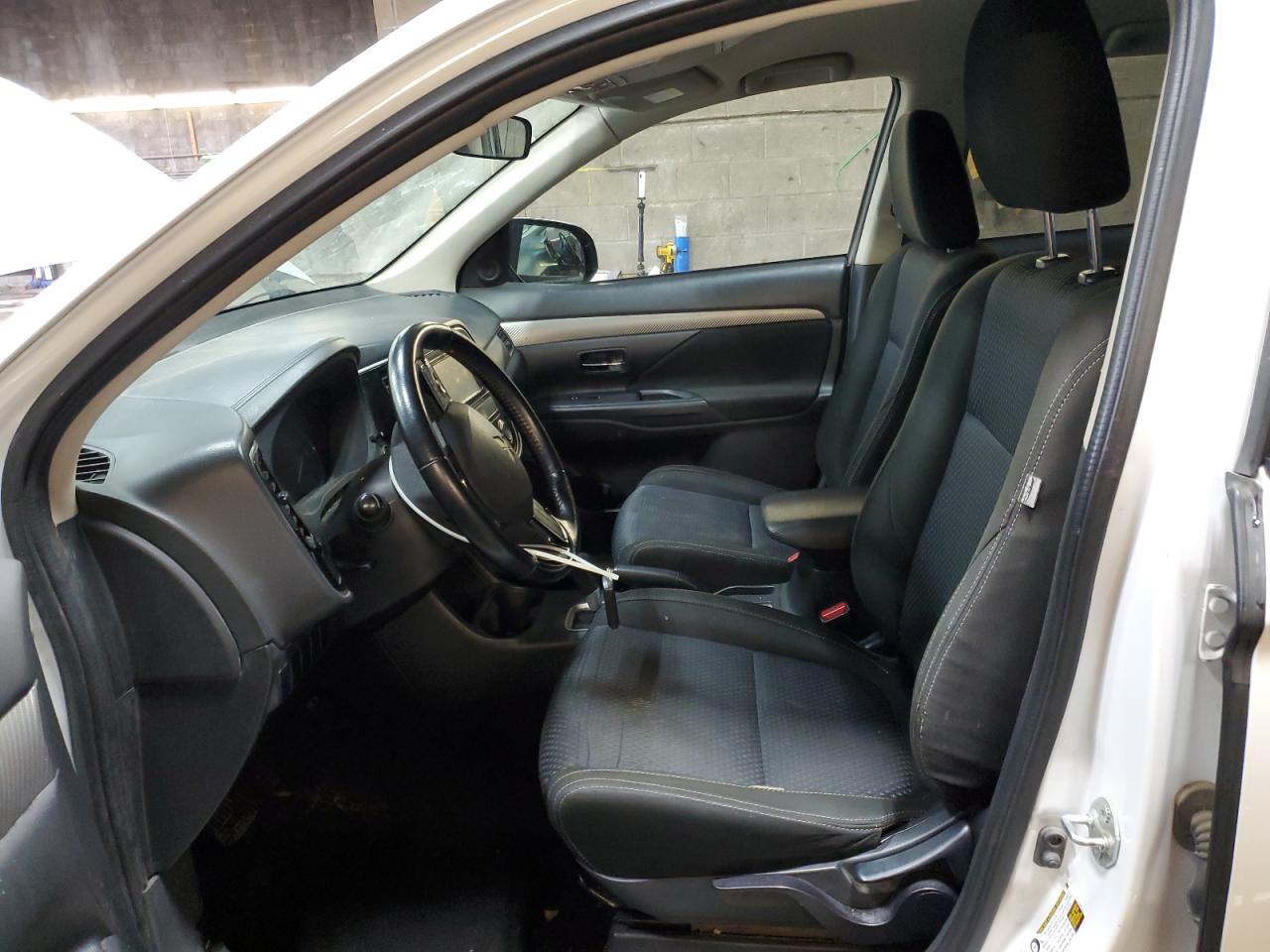 2016 Mitsubishi Outlander - Image 7