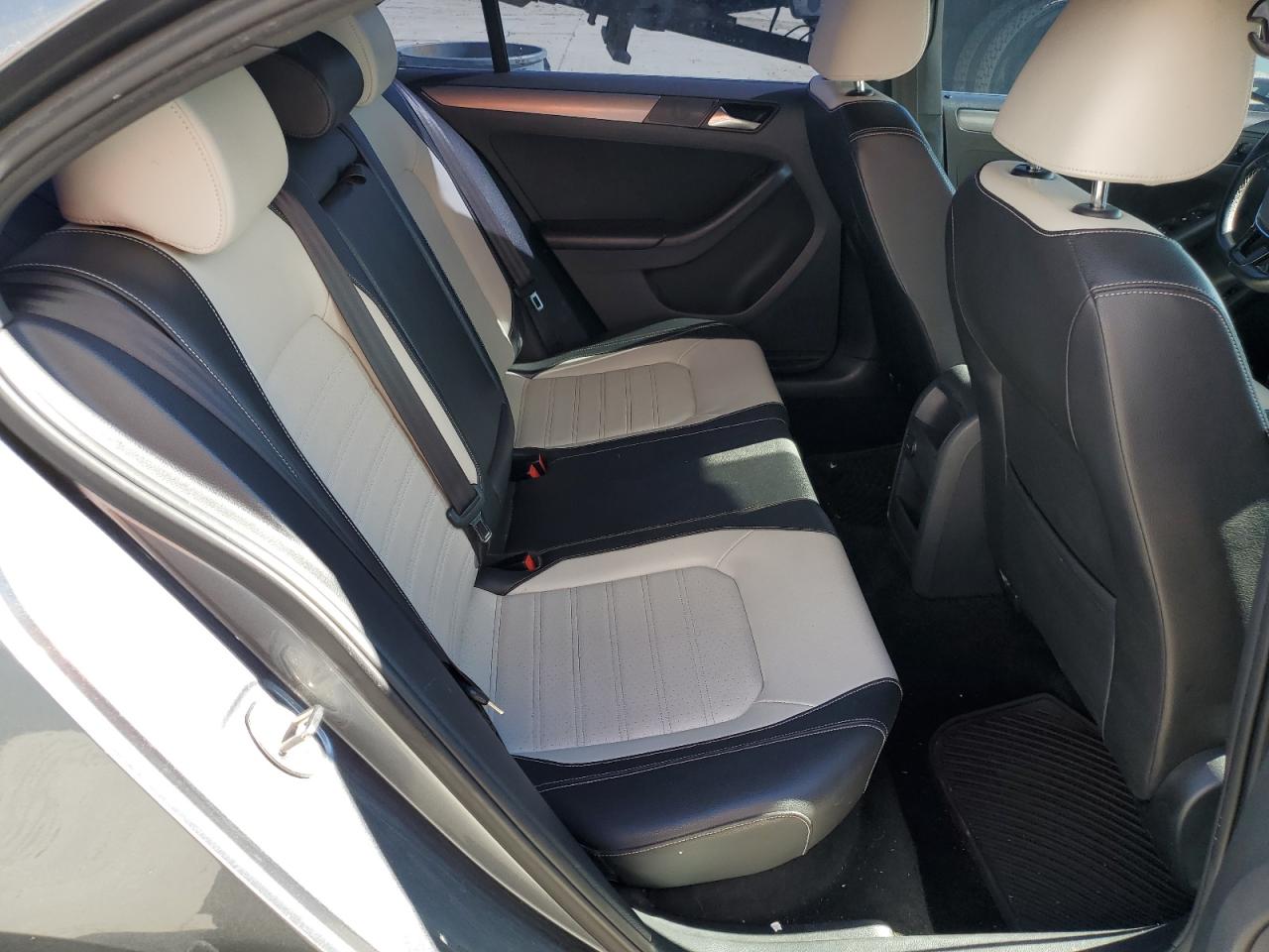 2016 Volkswagen Jetta - Image 10