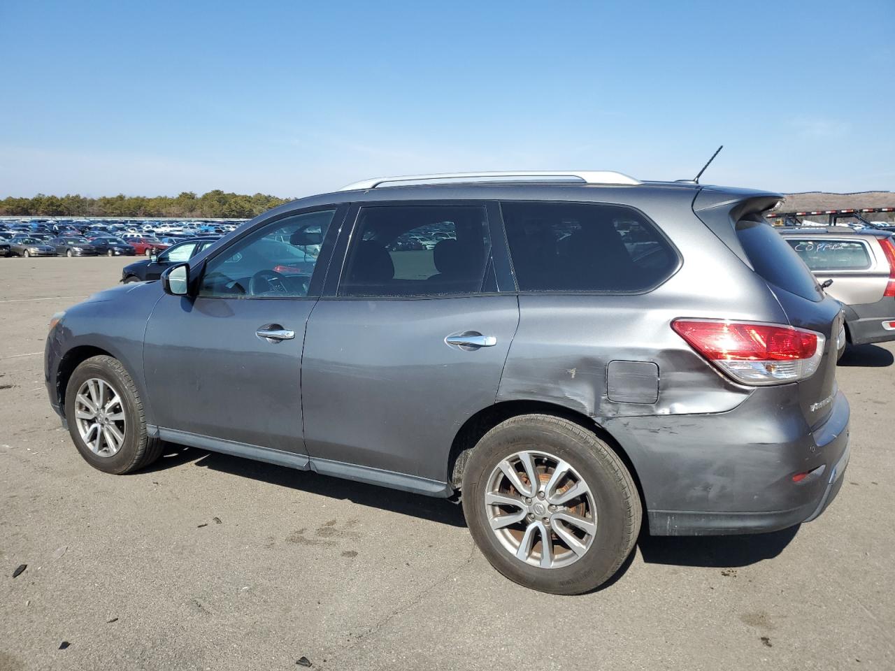 2015 Nissan Pathfinder - Image 2
