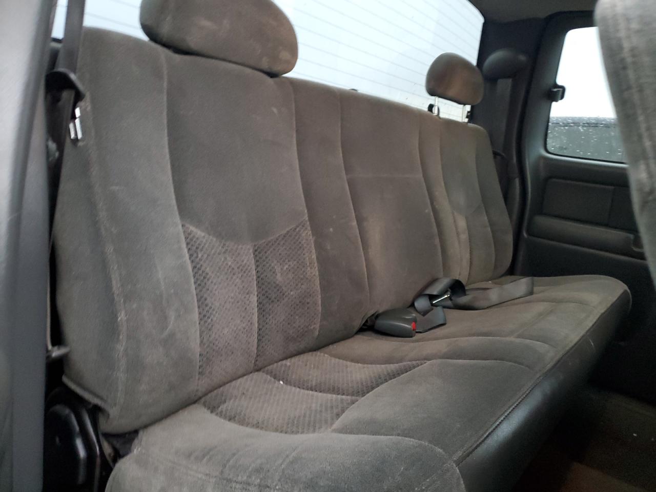 2004 Chevrolet Silverado - Image 10