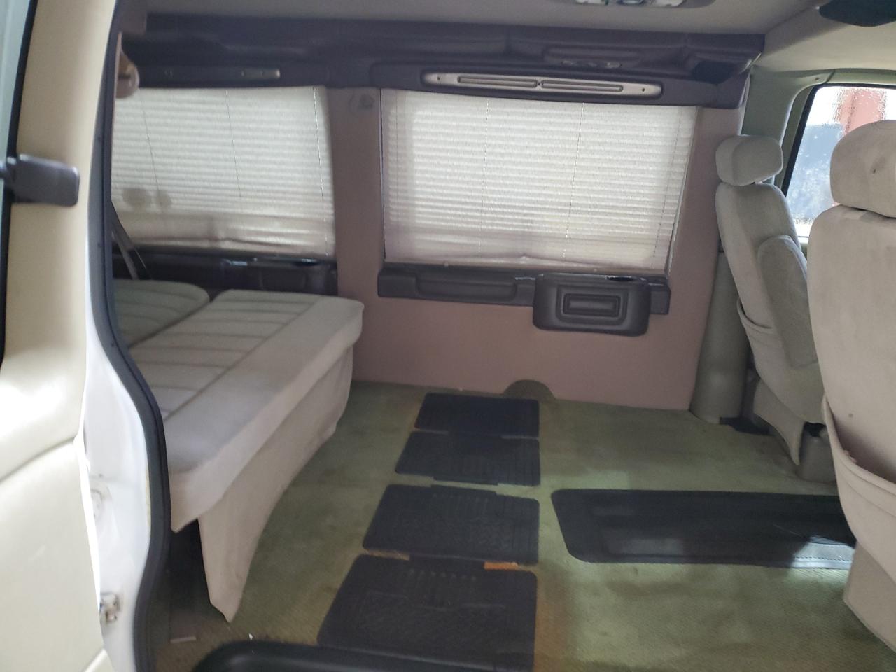 2002 GMC Savana - Image 11