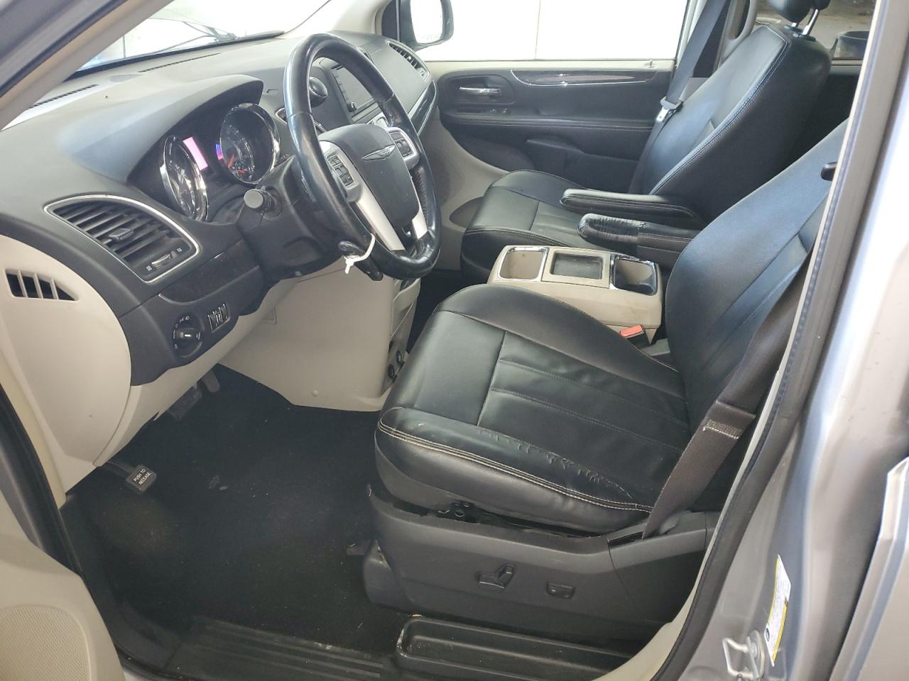 2015 Chrysler Town & Country - Image 7
