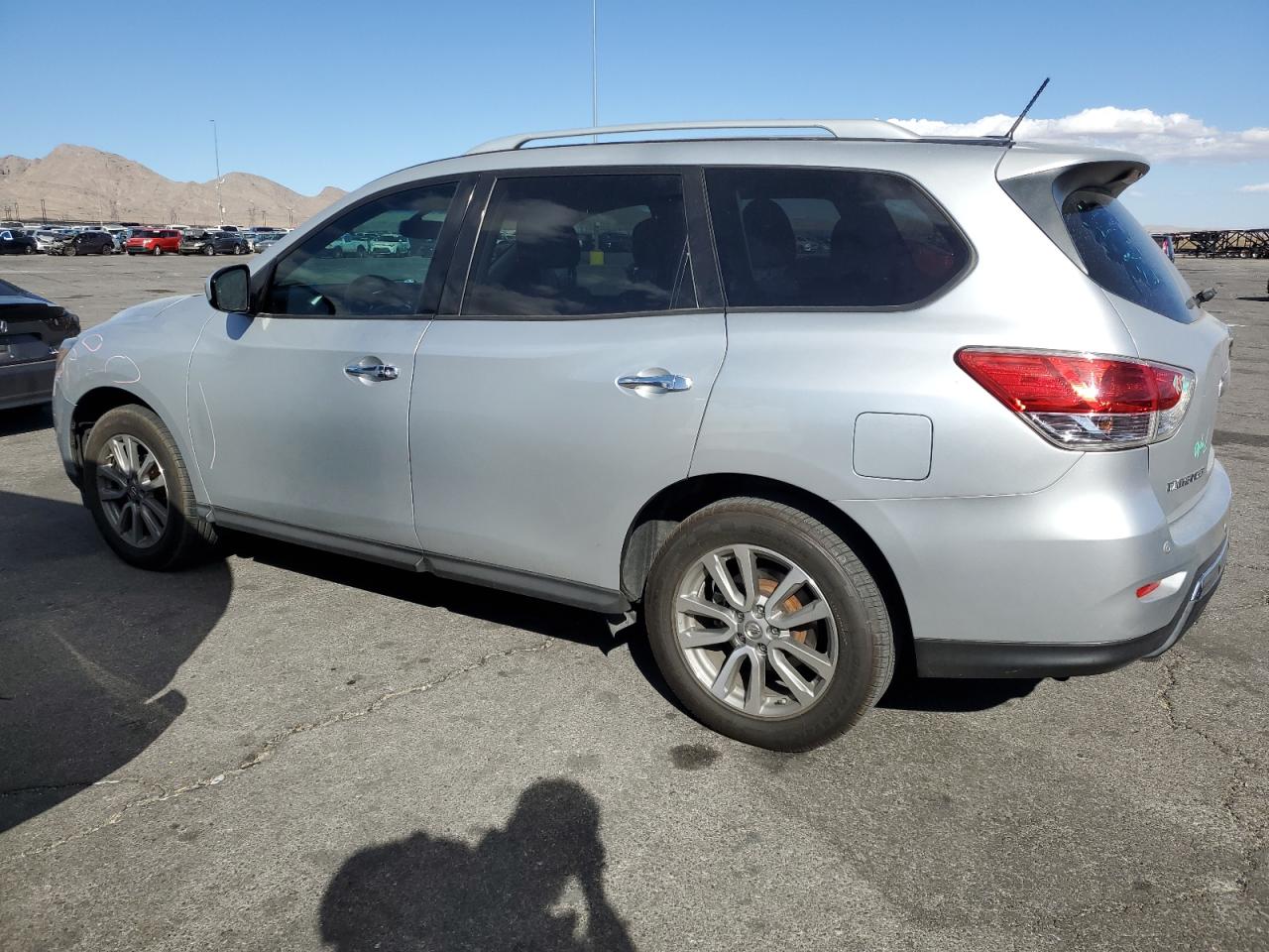 2016 Nissan Pathfinder - Image 2