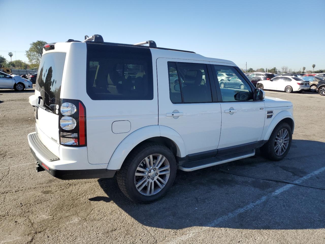 2016 Land Rover LR4 - Image 3