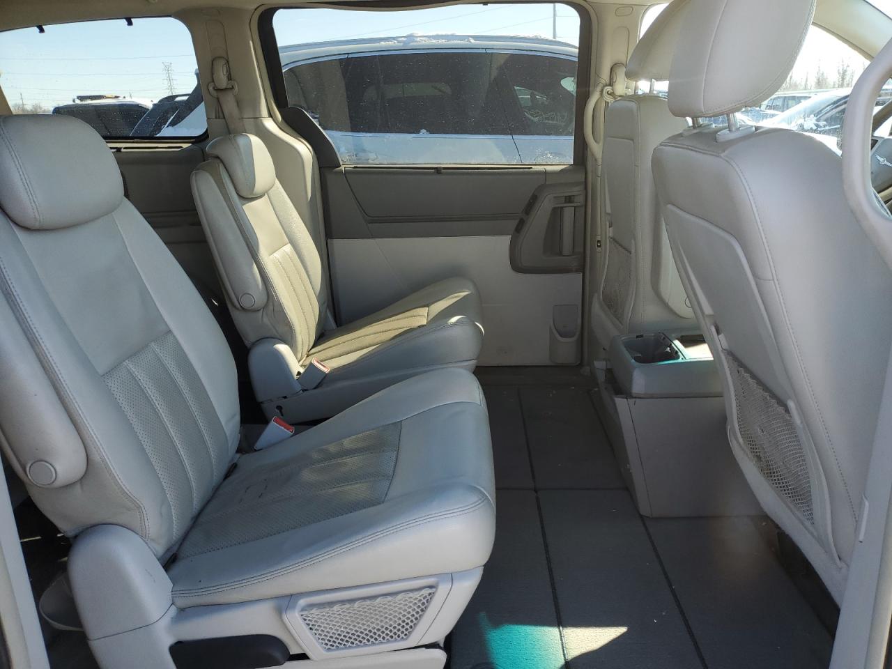 2009 Chrysler Town & Country - Image 12