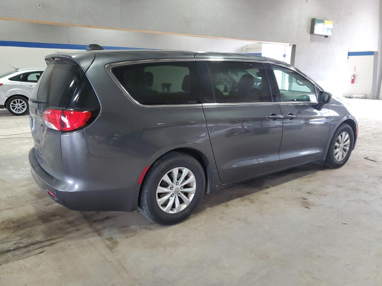 2017 Chrysler Pacifica - Image 3