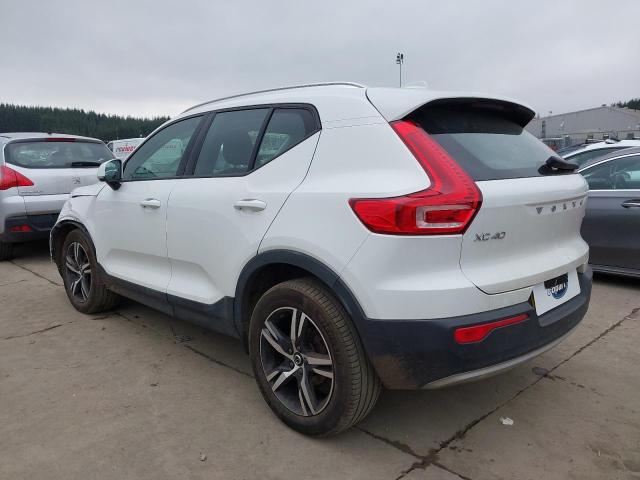 2021 VOLVO XC40 MOMEN