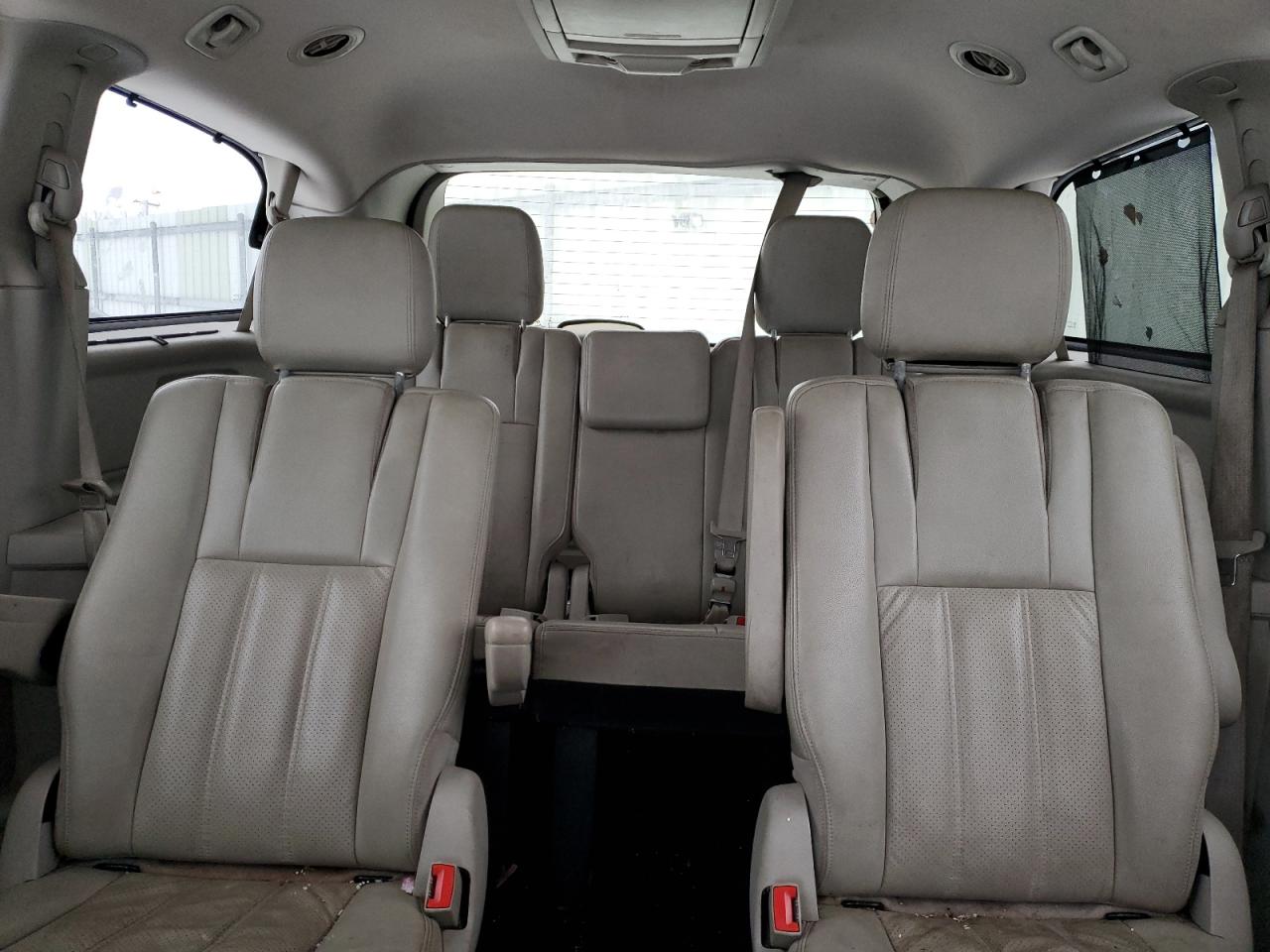 2011 Chrysler Town & Country - Image 10
