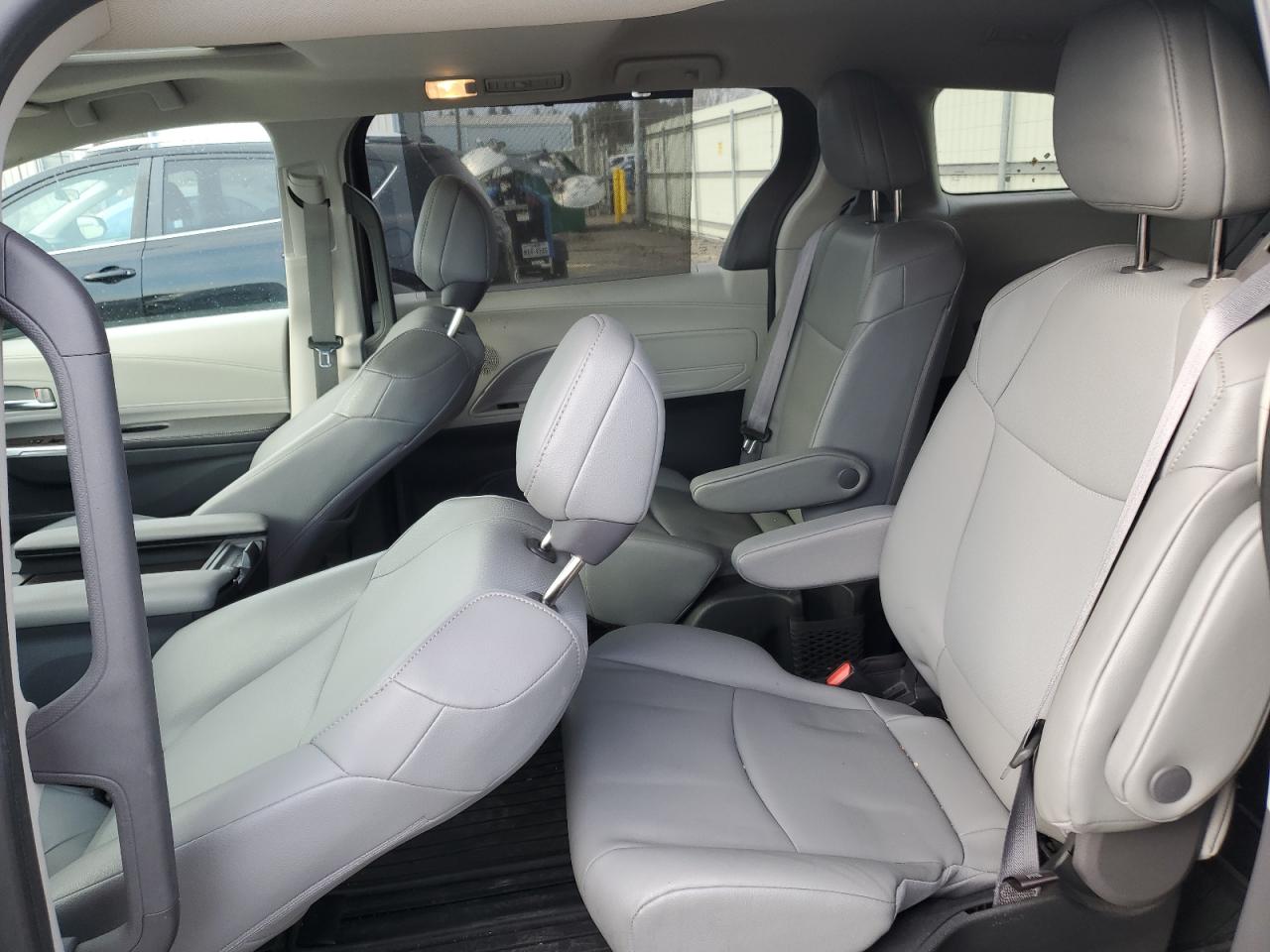 2022 Toyota Sienna - Image 11