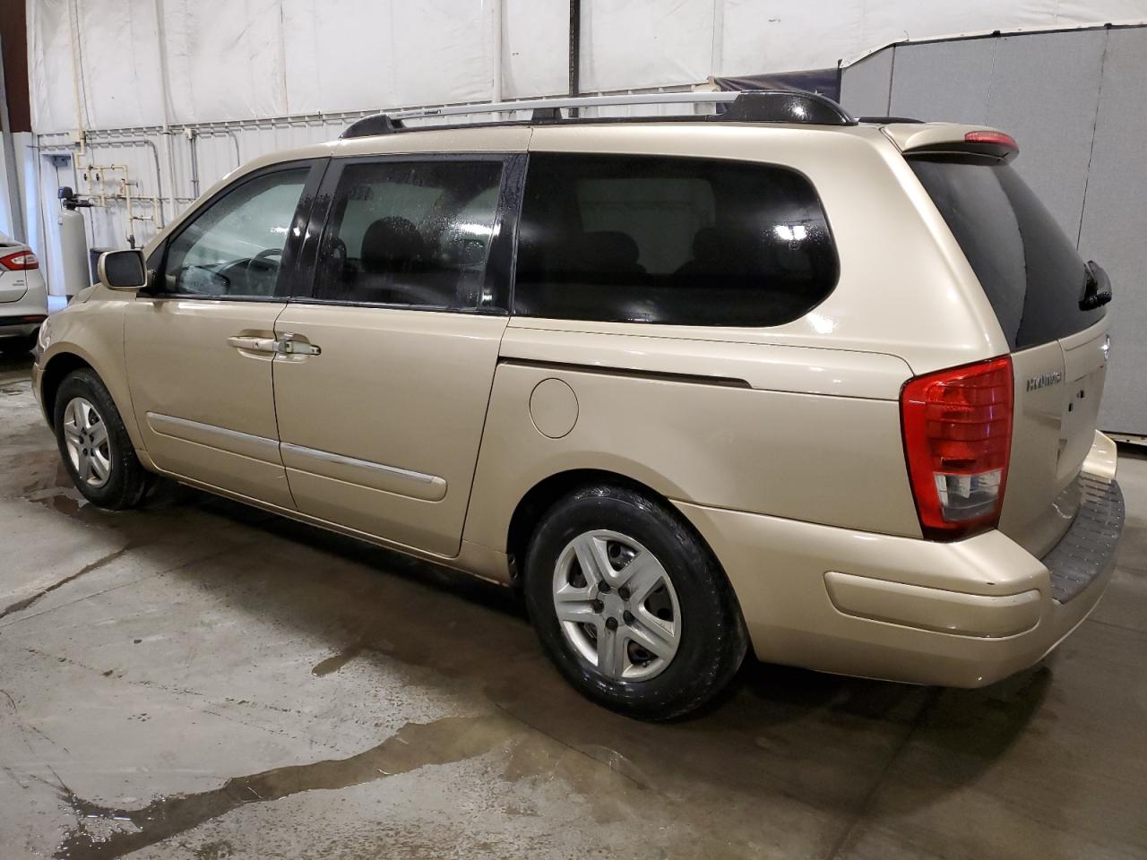 2007 Hyundai Entourage - Image 2