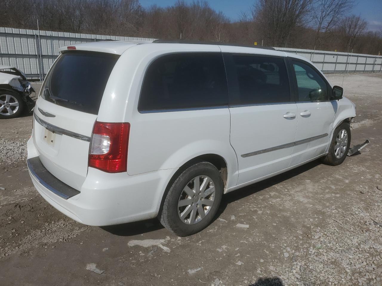 2014 Chrysler Town & Country - Image 3