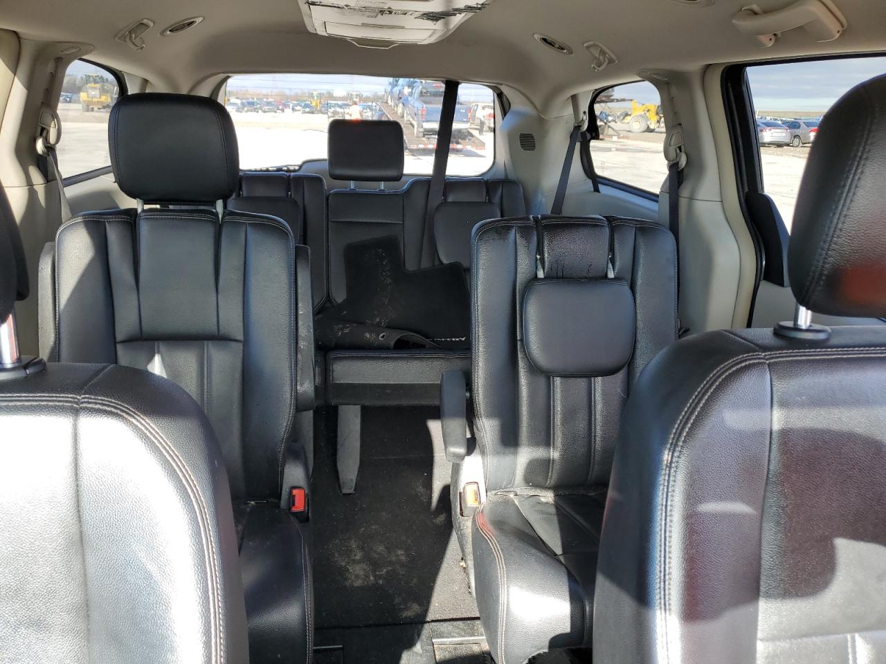 2015 Chrysler Town & Country - Image 10