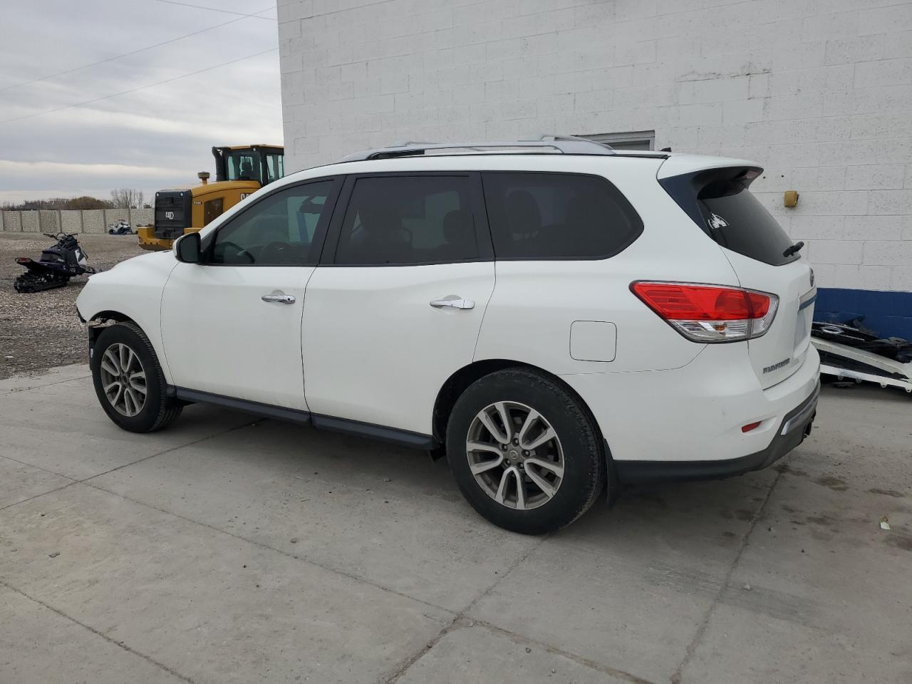 2015 Nissan Pathfinder - Image 2