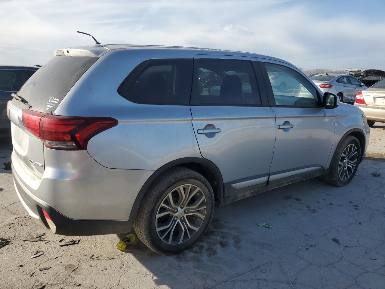 2016 Mitsubishi Outlander - Image 3