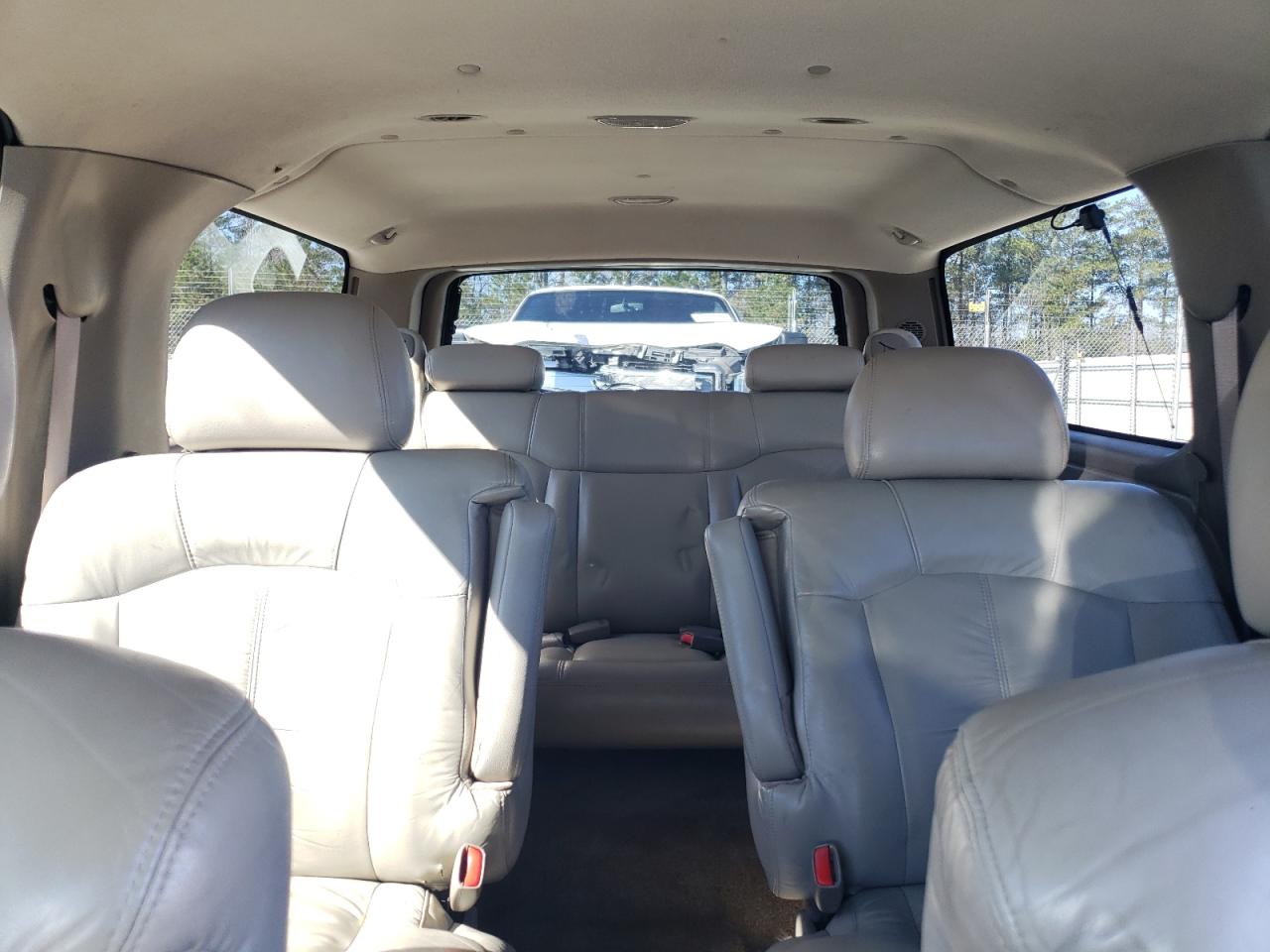 2001 Chevrolet Suburban - Image 10