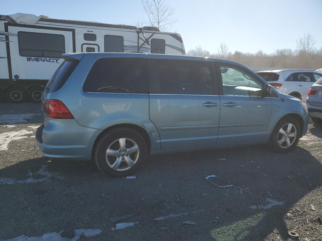 2010 Volkswagen Routan - Image 3