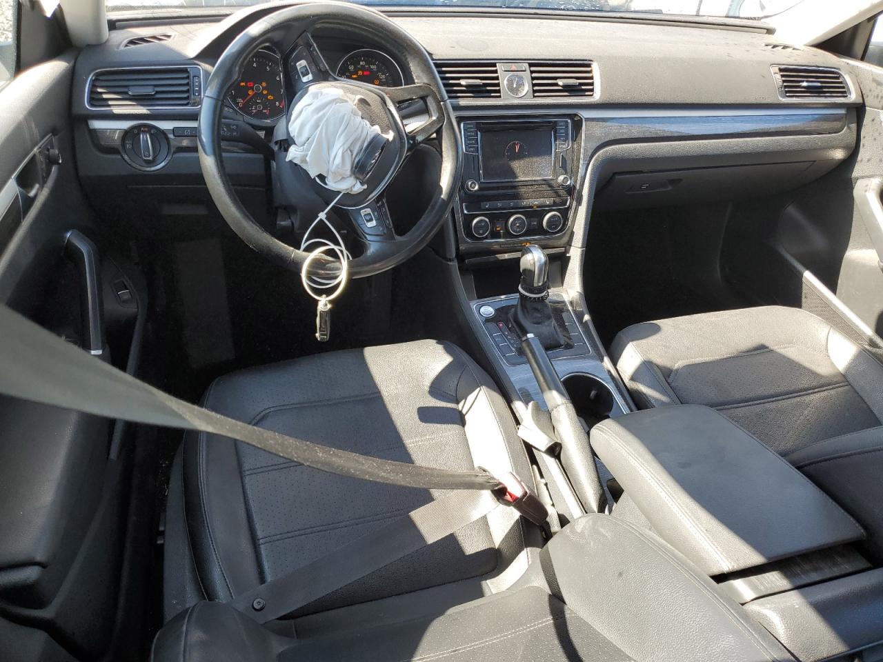 2017 Volkswagen Passat - Image 8