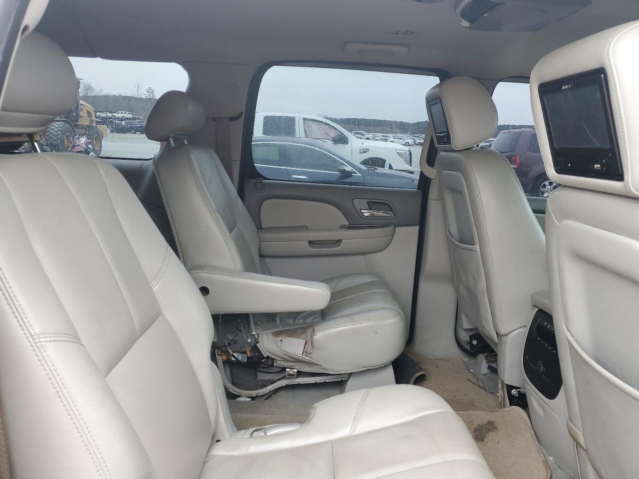 2009 Chevrolet Suburban - Image 10