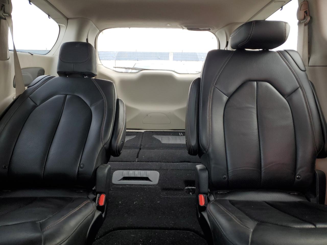 2017 Chrysler Pacifica - Image 10