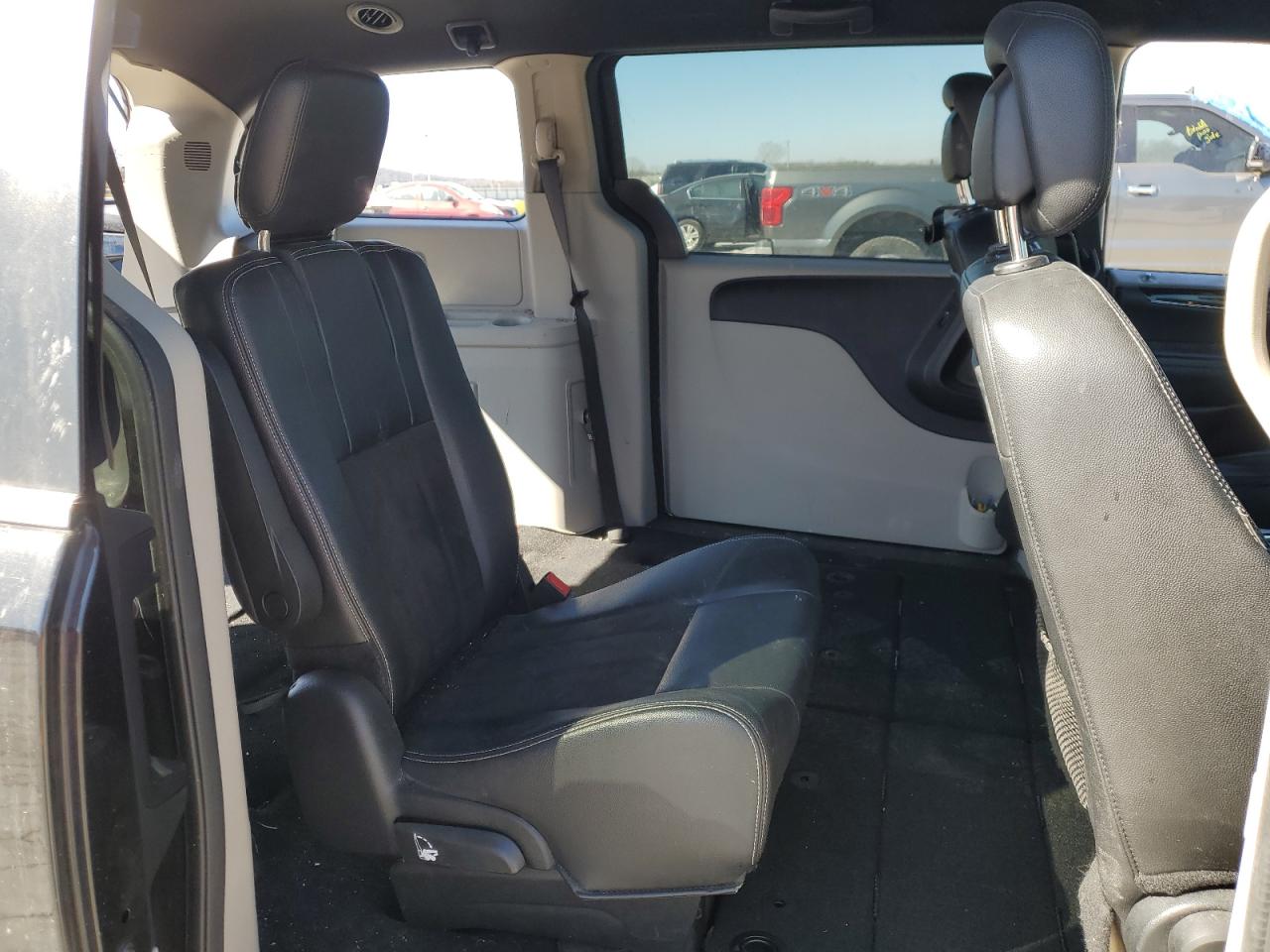 2020 Dodge Caravan - Image 12