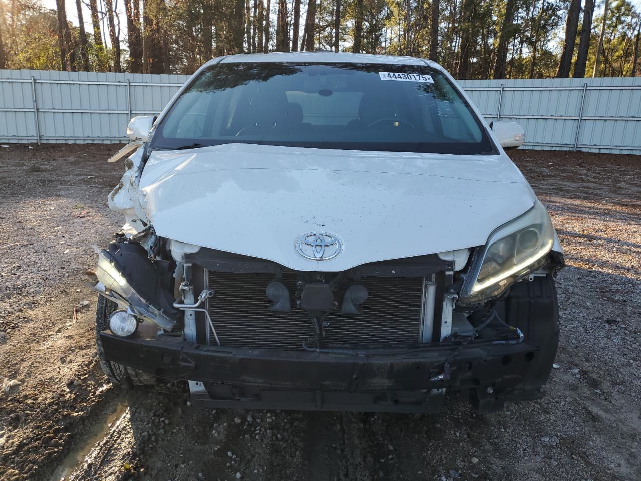 2015 Toyota Sienna - Image 5
