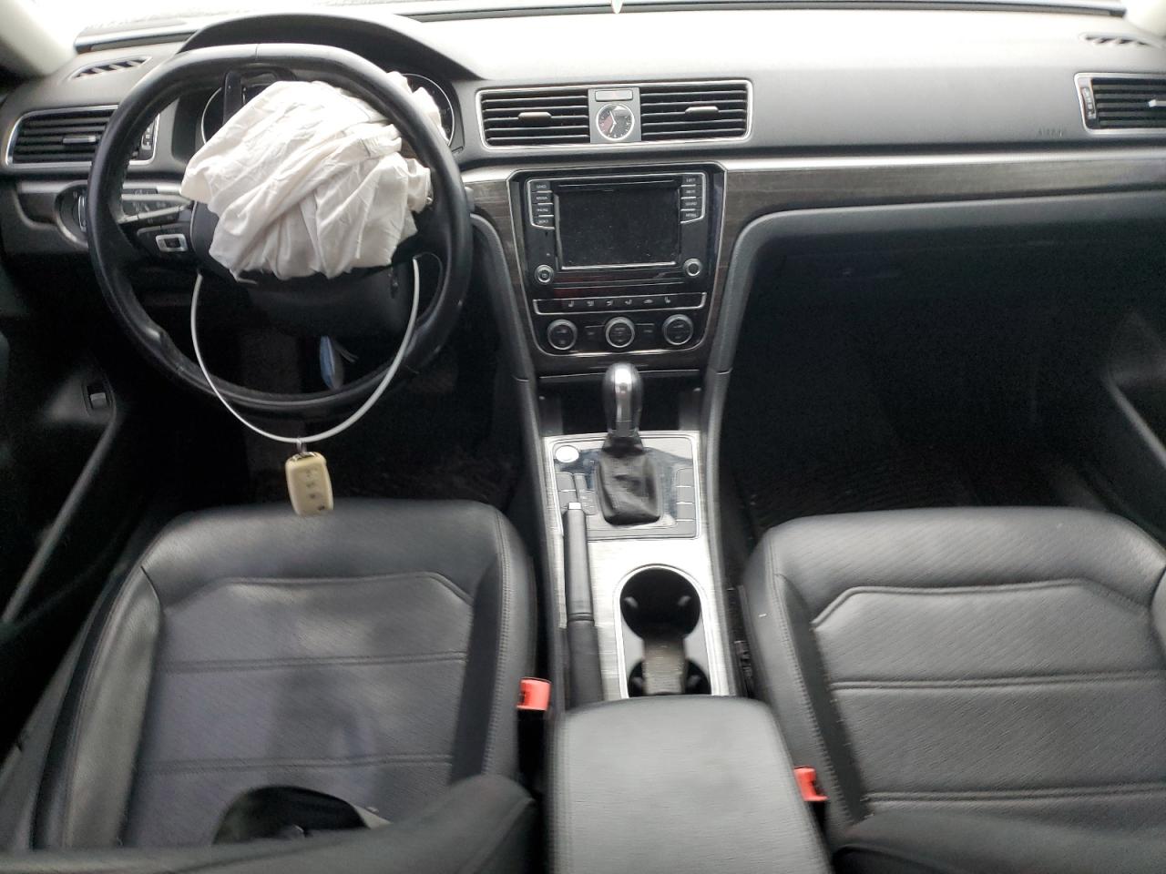 2017 Volkswagen Passat - Image 8
