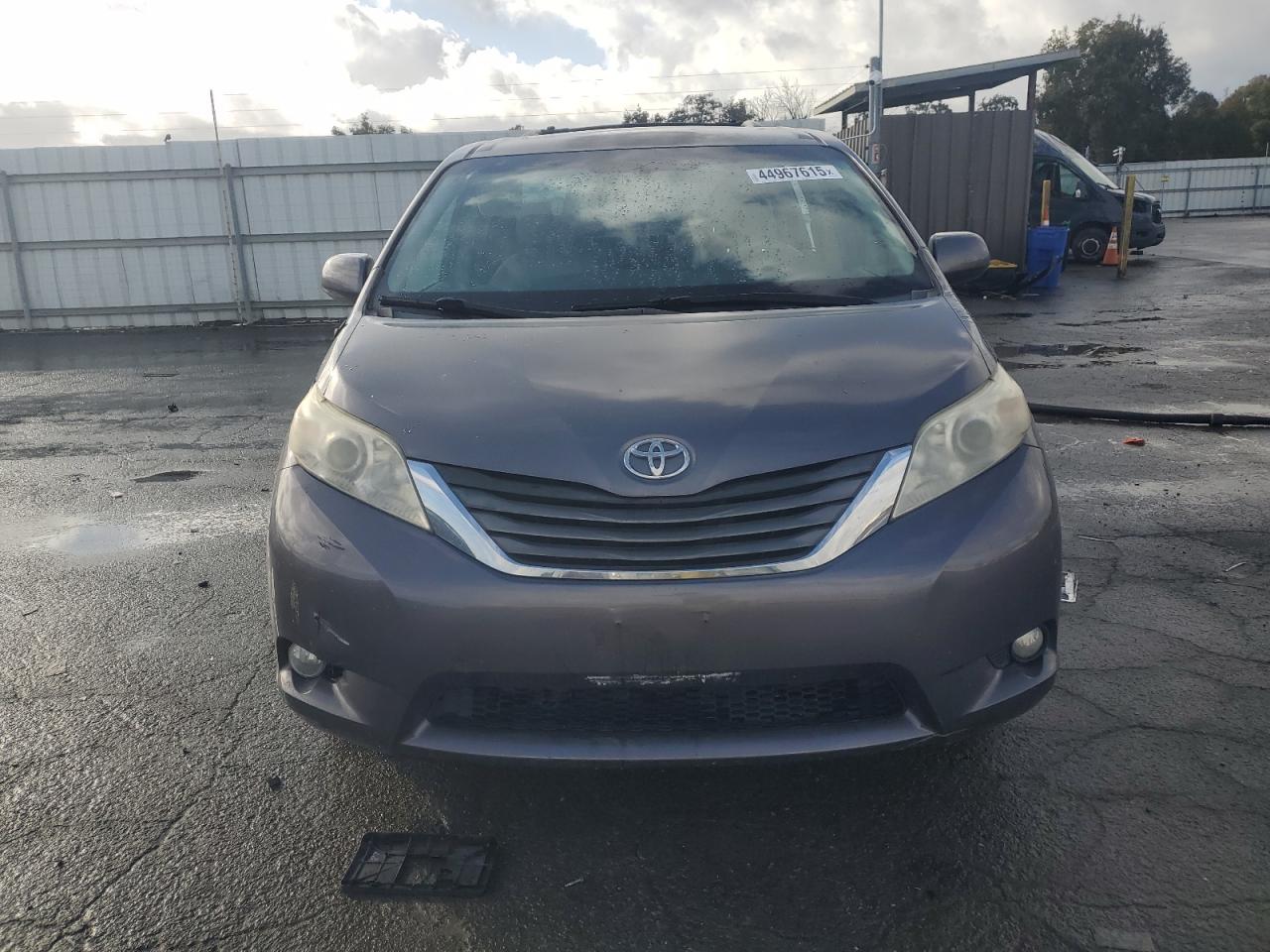 2011 Toyota Sienna - Image 5