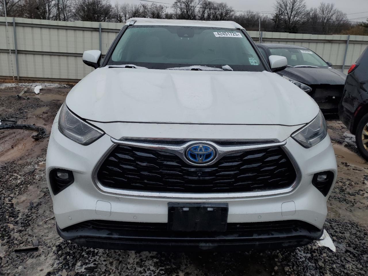 2022 Toyota Highlander - Image 5