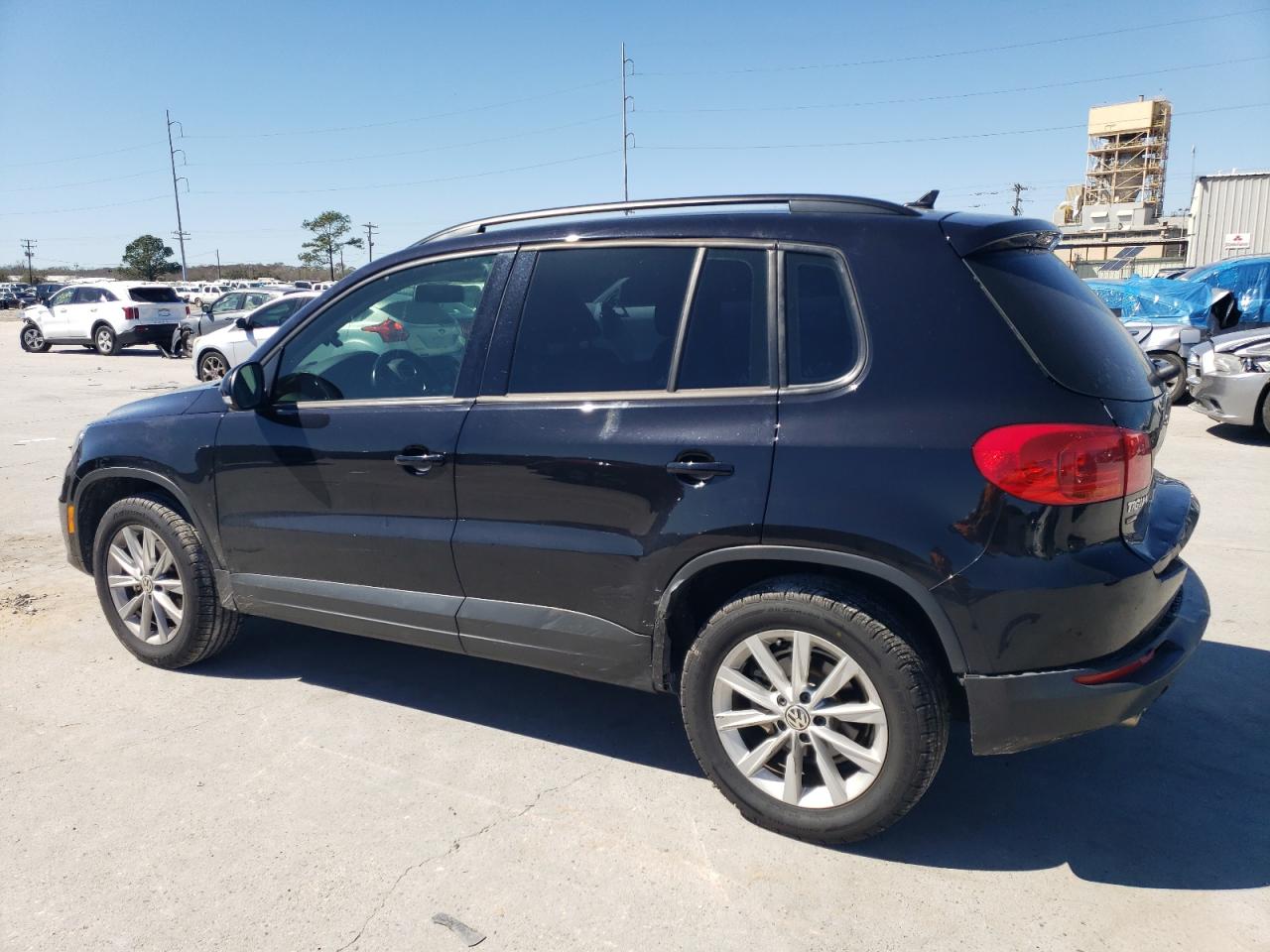 2017 Volkswagen Tiguan - Image 2