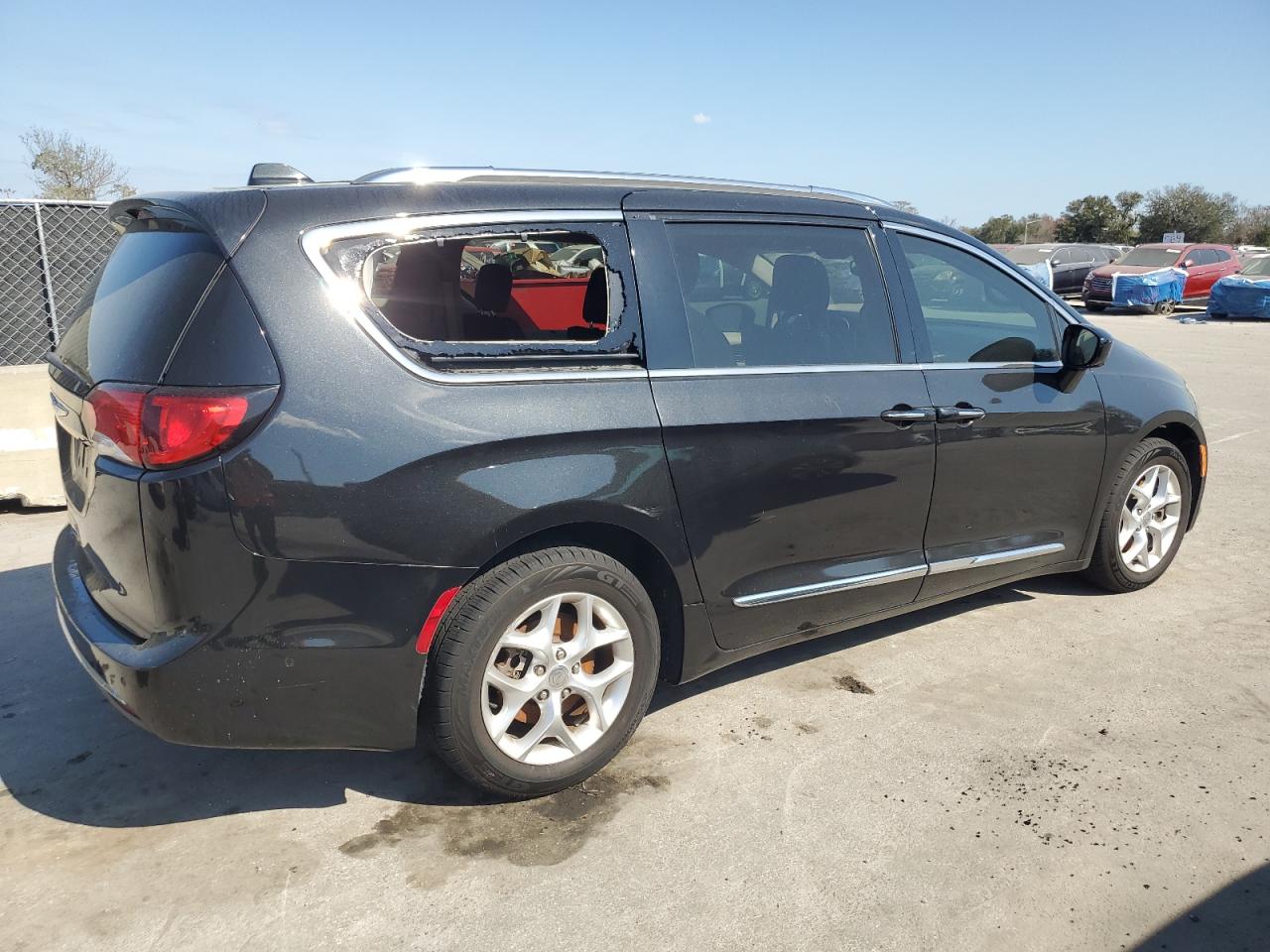 2020 Chrysler Pacifica - Image 3