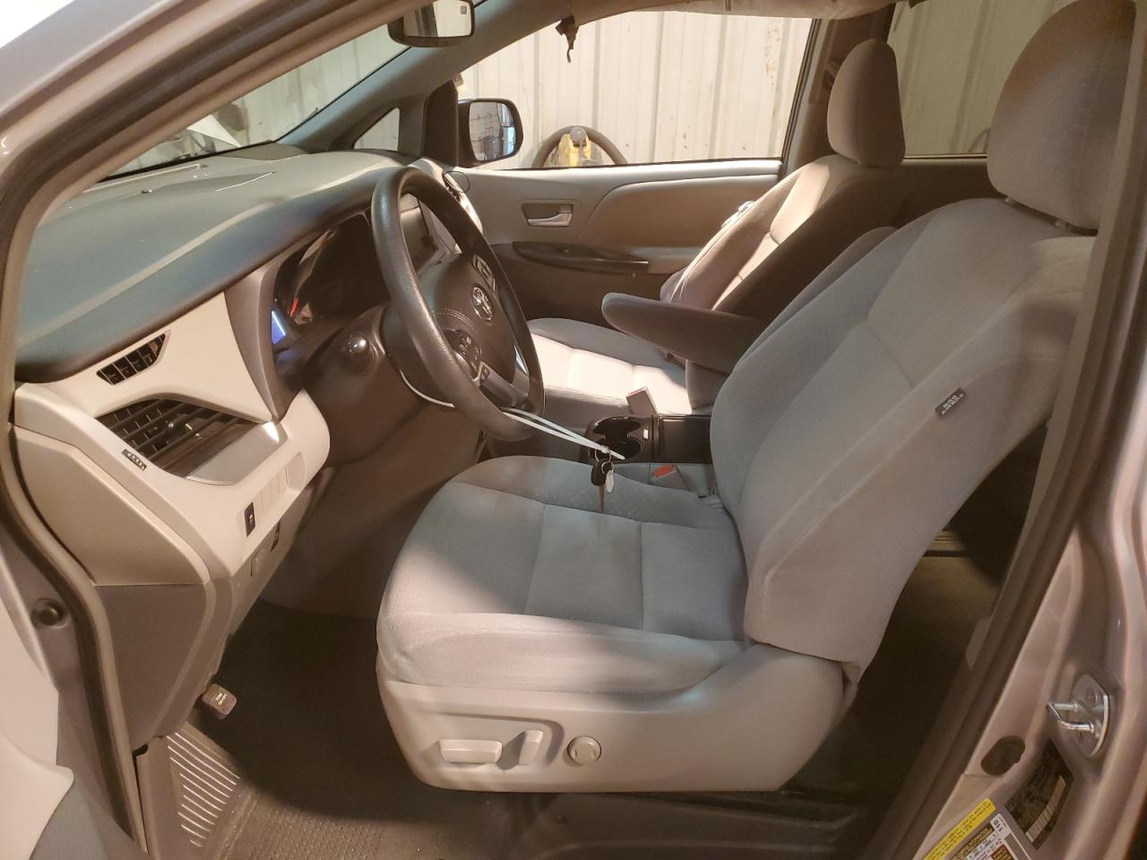 2016 Toyota Sienna - Image 7