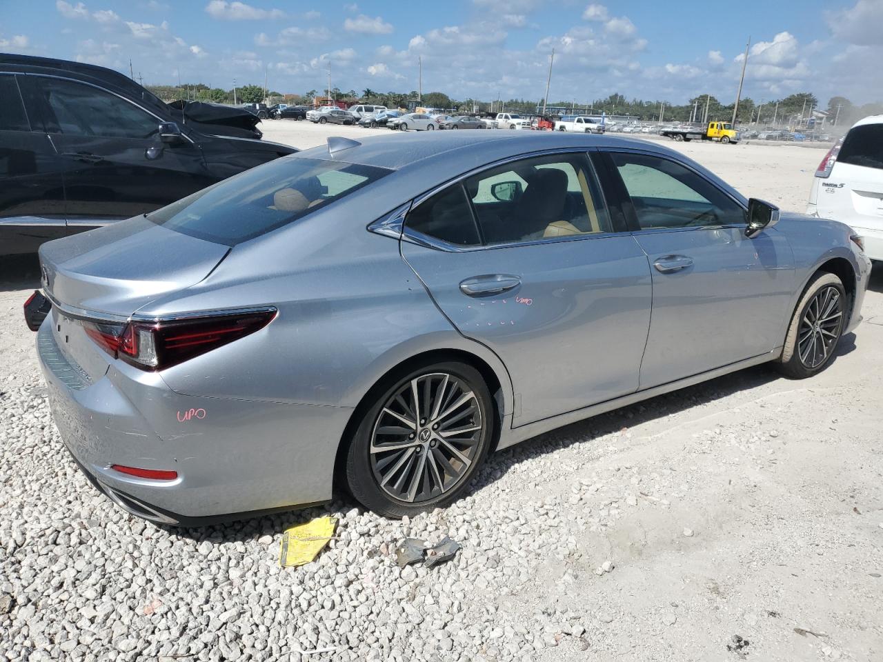 2022 Lexus ES - Image 3