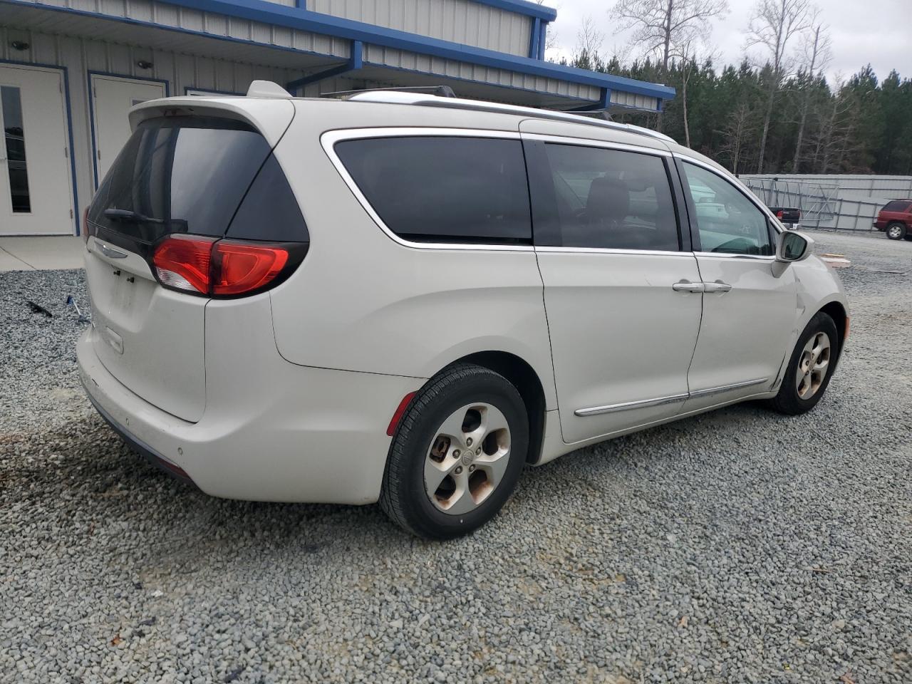 2017 Chrysler Pacifica - Image 3