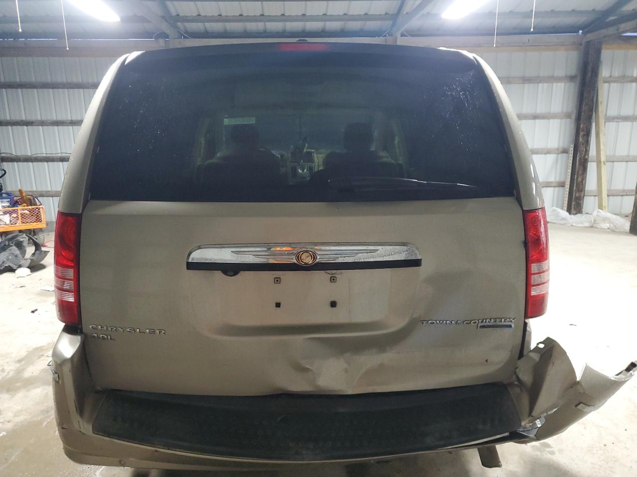 2009 Chrysler Town & Country - Image 6