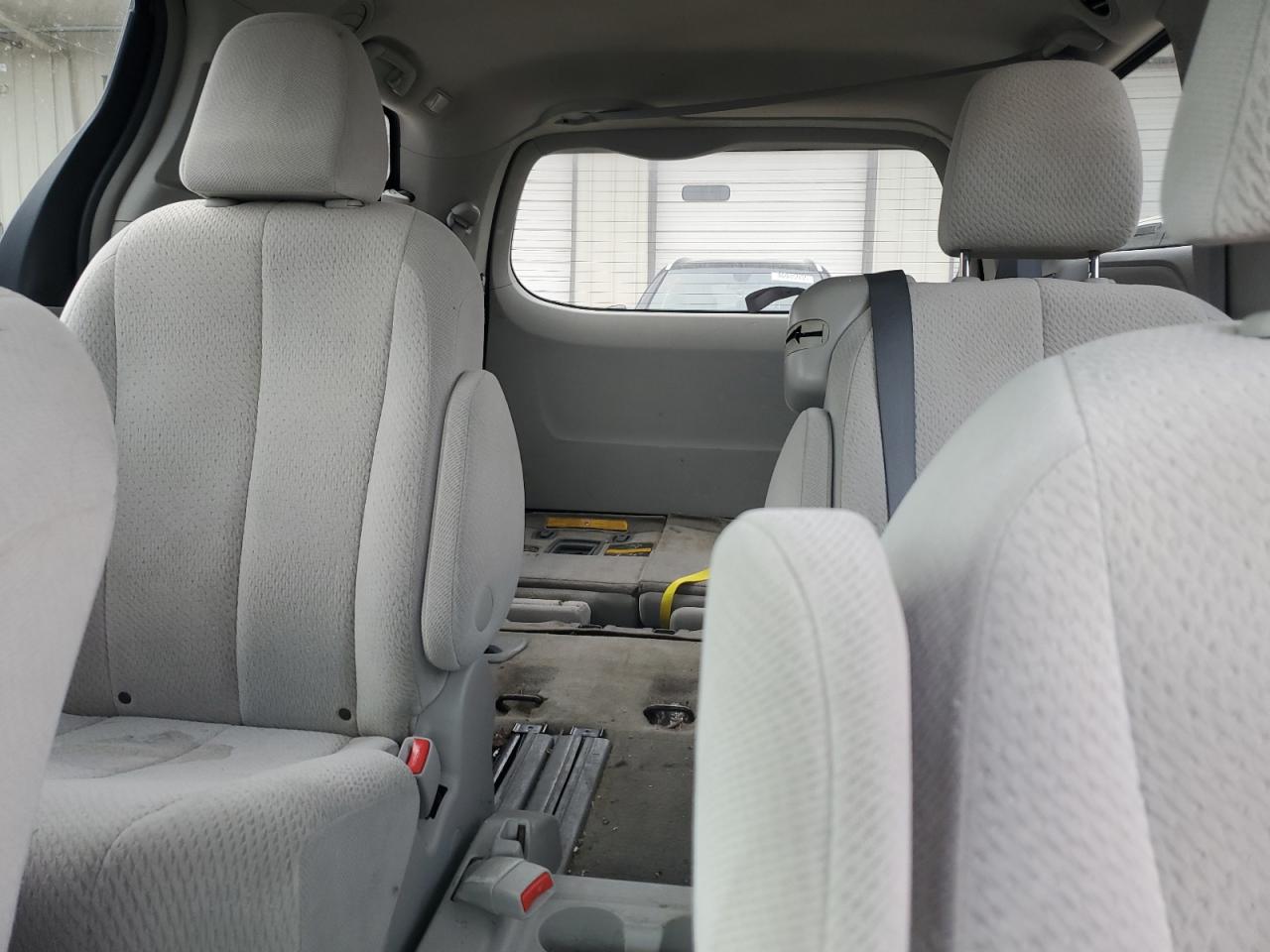 2012 Toyota Sienna - Image 10